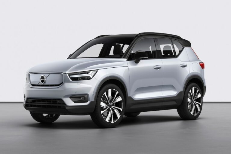 Volvo XC40 Recharge P8 AWD in Glacier Silver